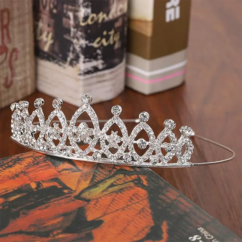 Vad gör Crystal Crown Metal Pannband till ett tidlöst uttalande av elegans och hantverk?